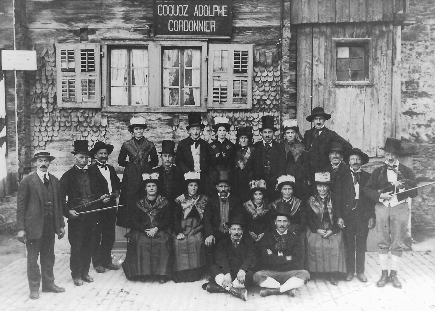 1925 Vieux-Salvan sur la place de Salvan